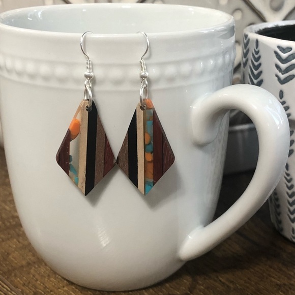Wood and resin diamond shape earrings - Picture 2 of 2